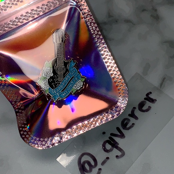 DEBUT TEARDROPS ON MY GUITAR PIN - TAYLOR PIN - Picture 3 of 8